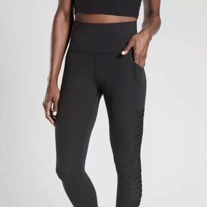 EUC Athleta Salutation Stash Twist 7/8 Legging